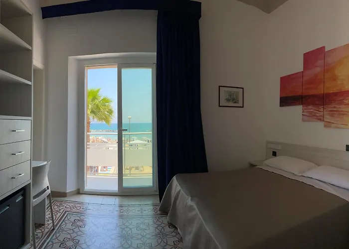 Ideal Hotel *